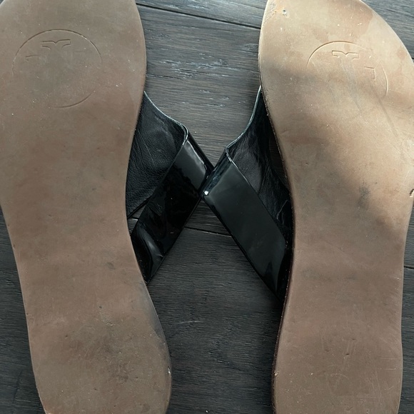 Tory Burch Cameron Thong Black Patent Leather Sandals Gold Logo Size 9.5 - Picture 3 of 5